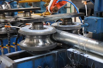 в процессе изготовления заготовка трубы электросварной выдерживает обжимку прокатными роликами и сварку