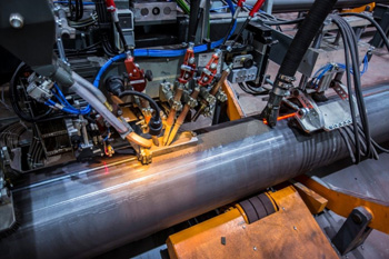 над электросварной трубой работают устройства разных типов