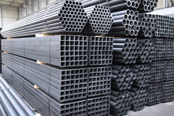 труба профильная и труба с круглым сечением часто соседствуют на складе