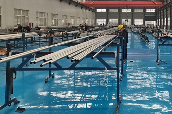 в цехе по производству титановых труб