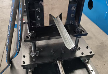 станок для производства уголка с дополнительной функцией его рифления