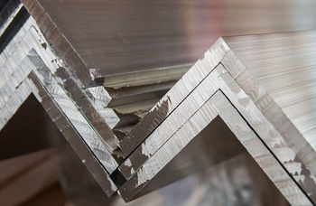 конструктивно прочный алюминиевый уголок с большой толщиной сечения