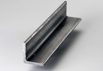 стороны равнополочного уголка имеют одинаковую ширину