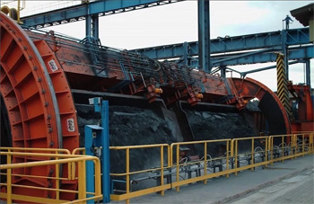 вагоноопрокидыватели намного облегчают разгрузочные работы