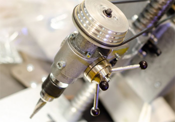 ведущий рабочий узел станка вертикально-сверлильной обработки