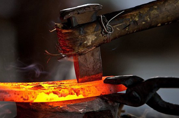 для ручной кузнечной рубки металла заготовку необходимо раскалить