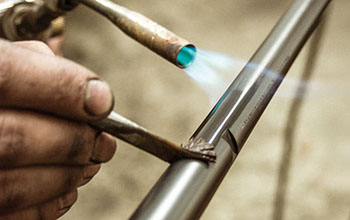 ручное воронение металла при помощи специального состава и газовой горелки