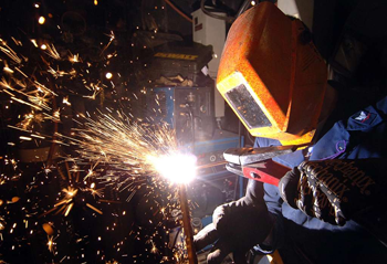 специалист, выполняющий воздушно-дуговую резку, должен быть защищен не меньше, чем сварщик