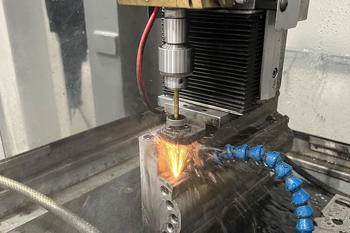 при работе супердрели материал тает под воздействием электричества