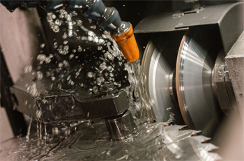 заточка дисковых пил на станке с двумя абразивными дисками