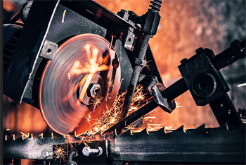 заточка ленточных пил автоматическим станком с мощным абразивным кругом