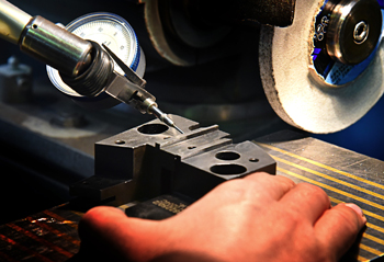 заточка режущего инструмента гриндеров при помощи оборудования с ЧПУ