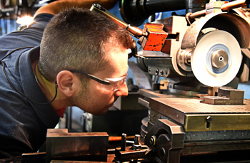 в заточке режущего инструмента особое место занимает абразивный круг