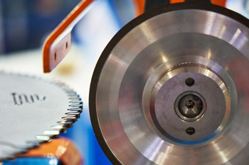 для дисковых пил заточка режущего инструмента - постоянная и обязательная процедура