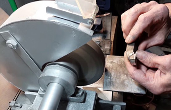 заточка резцов вручную абразивным кругом