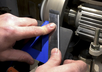 при заточке резца важно прикладывать его под определенным углом