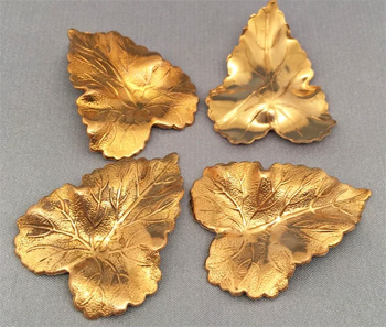 после золочения металла изделия не отличить от полностью сделанных из золота