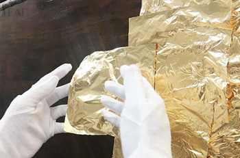 материалом для золочения металла может служить специальная фольга