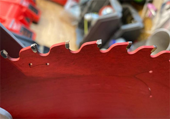 геометрия зубьев зубчатых пил отличается в зависимости от модели