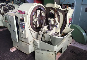 этот механический зубострогальный станок - настоящий ветеран производства